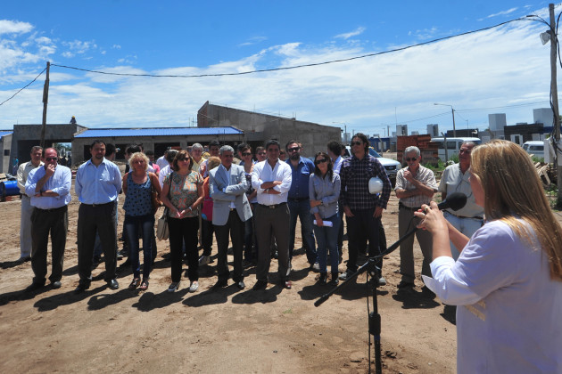 El edificio se construye en el corazón del predio habitacional de las 500 viviendas de los planes Progreso y Sueños