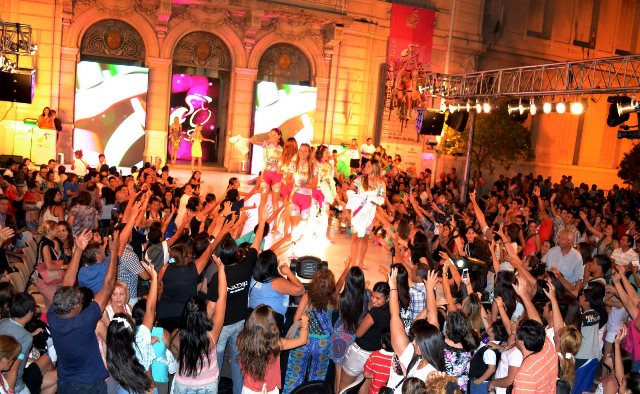 Desfile y show frente a plaza Independencia