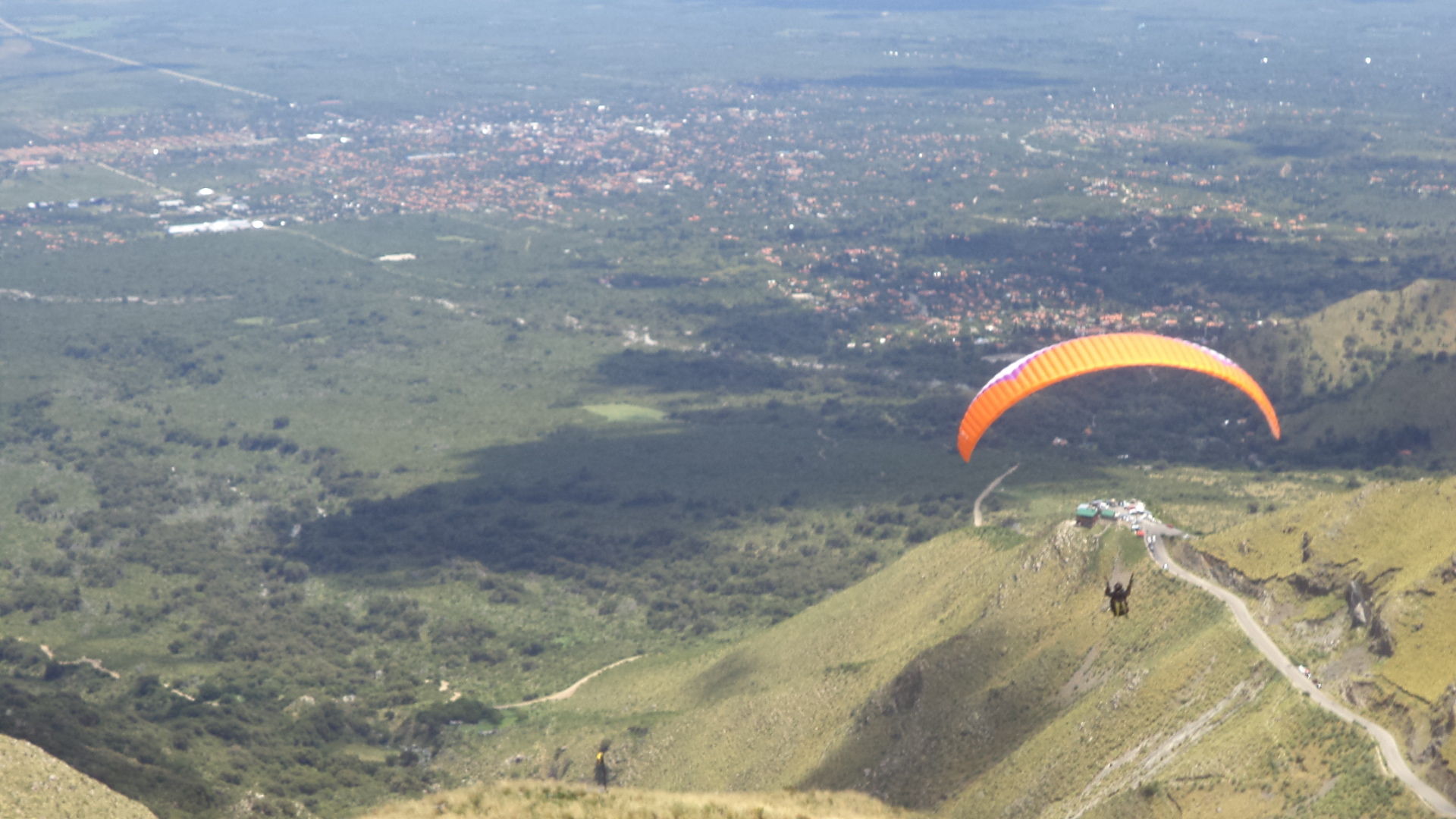 El vuelo libre y el ciclismo coincidieron para el asombro popular