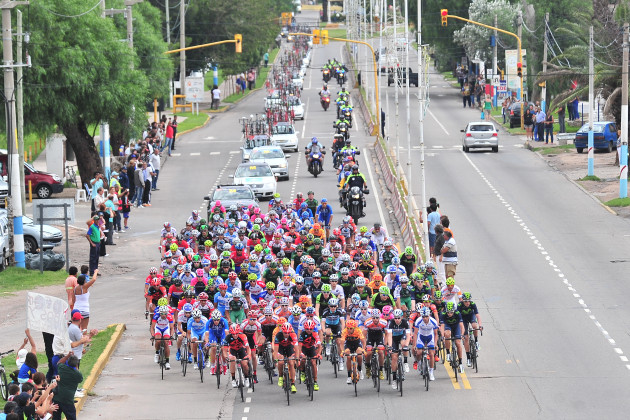 El pelotón en el inicio de la carrera