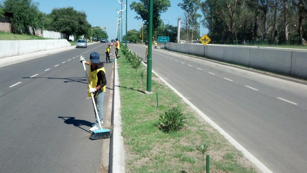 Culminaron con la limpieza en la avenida Eva Perón tras el temporal