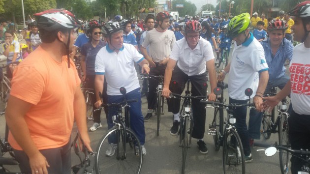 El gobernador Claudio Poggi junto al Pelotón TuBi