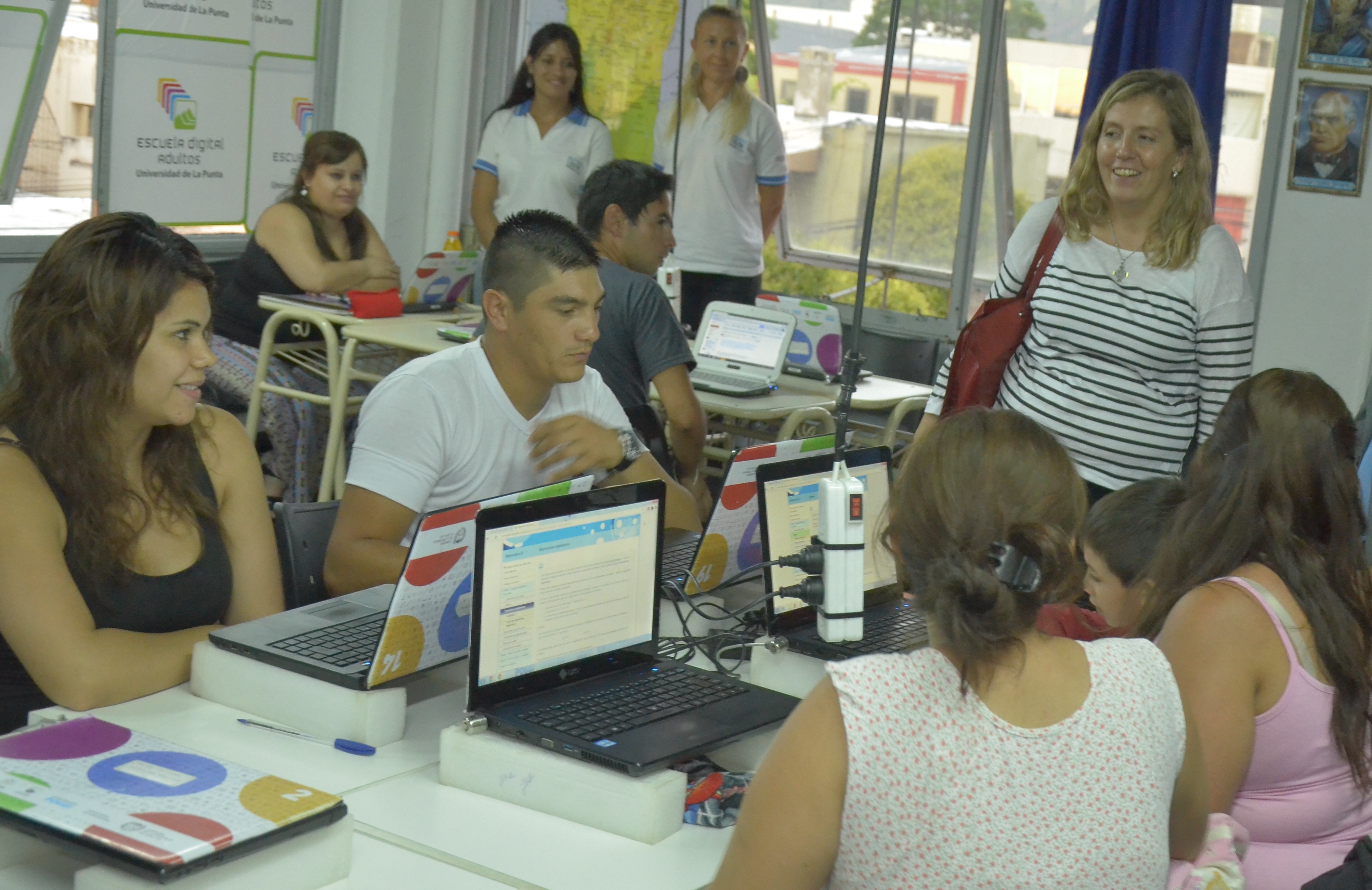 La rectora Muñiz acompañó a los alumnos en el comienzo de clases