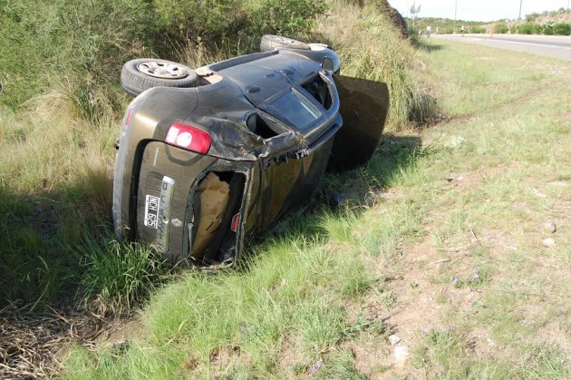 Un automóvil volcó en la autopista Los Puquios 