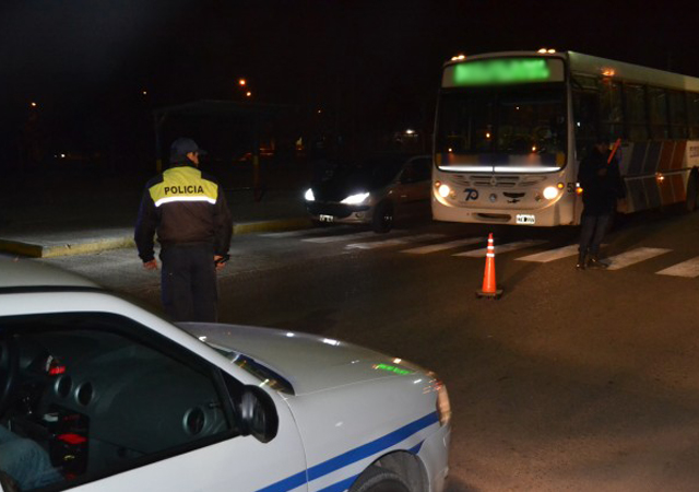 Rompió un vidrio de un colectivo y los vecinos lo entregaron