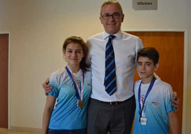 Agustina y Diego Lahiton junto al ministro de Deportes Carlos Rosso