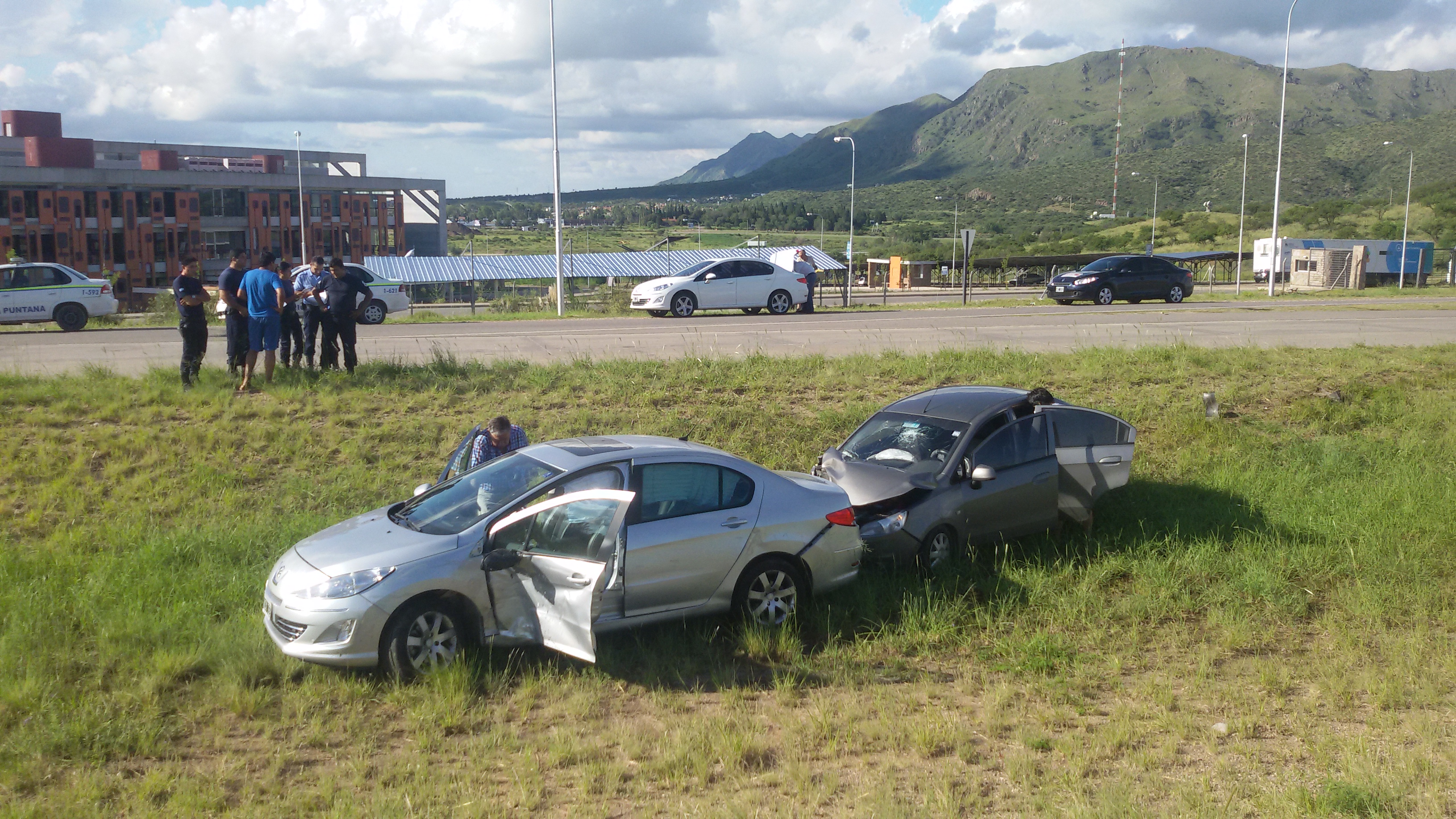 Dos autos chocaron frente a Terrazas del Portezuelo