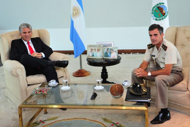 El gobernador recibió los saludos protocolares del jefe de la GAA, coronel Miguel Eduardo Cáceres 