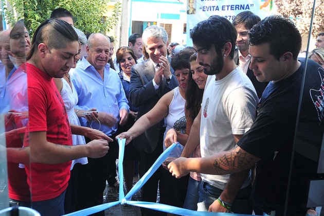 Después del desatado de cintas, los socios guiaron al gobernador por el interior y le mostraron la maquinaria con la que realizan su trabajo