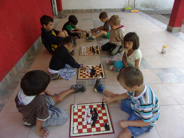 Los chicos de Carpintería jugaron al ajedrez en la Colonia de Verano de la localidad.