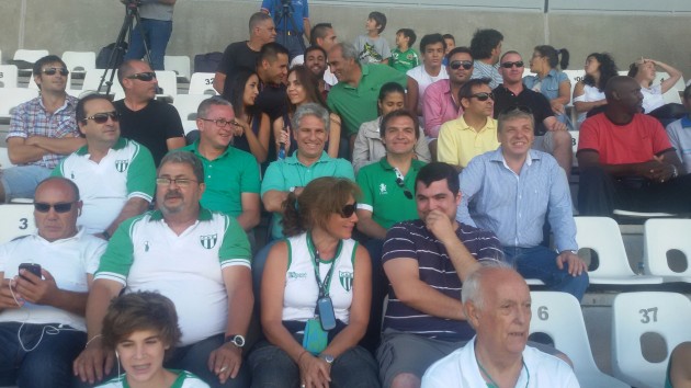 El gobernador Poggi  está presenciando el debut "Albiverde" en el Nacional "B".