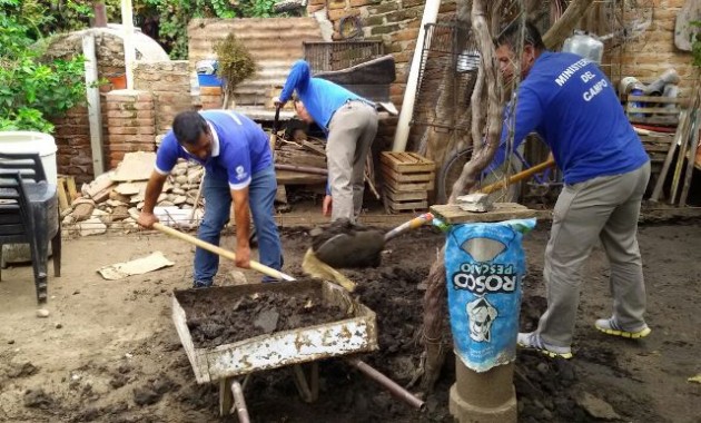 Otra de las tareas es el desbarrado de las casas