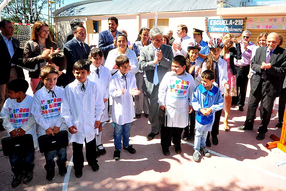 La Esquina tiene un playón polideportivo y computadoras