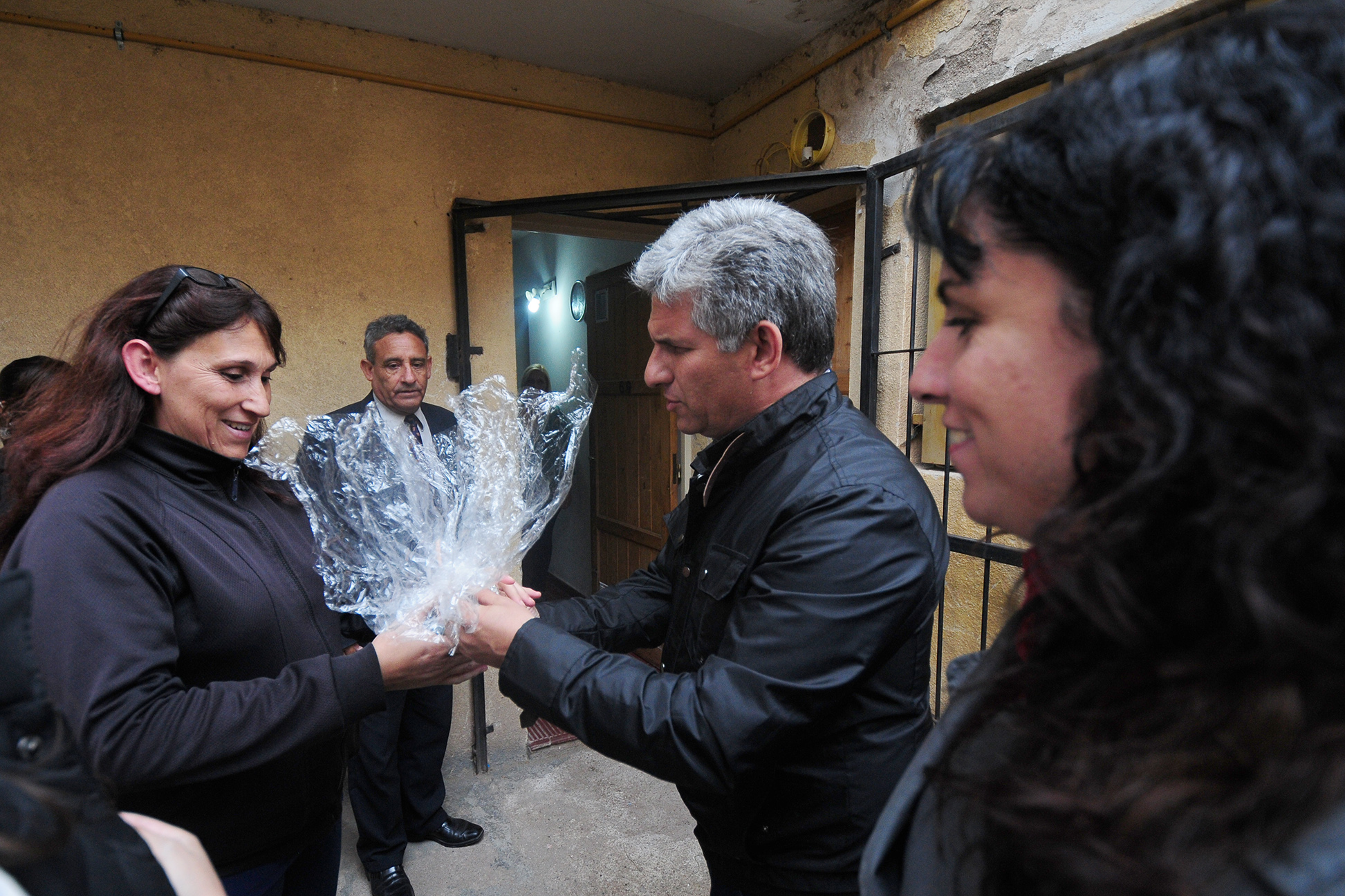 Poggi inauguró una instalación de gas domiciliaria en el Barrio ATE III