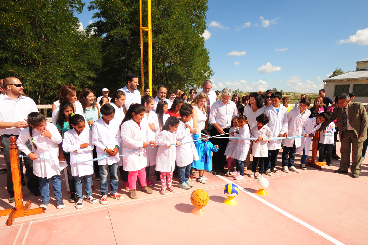 Los niños de Pampa del Tamboreo tienen su playón deportivo