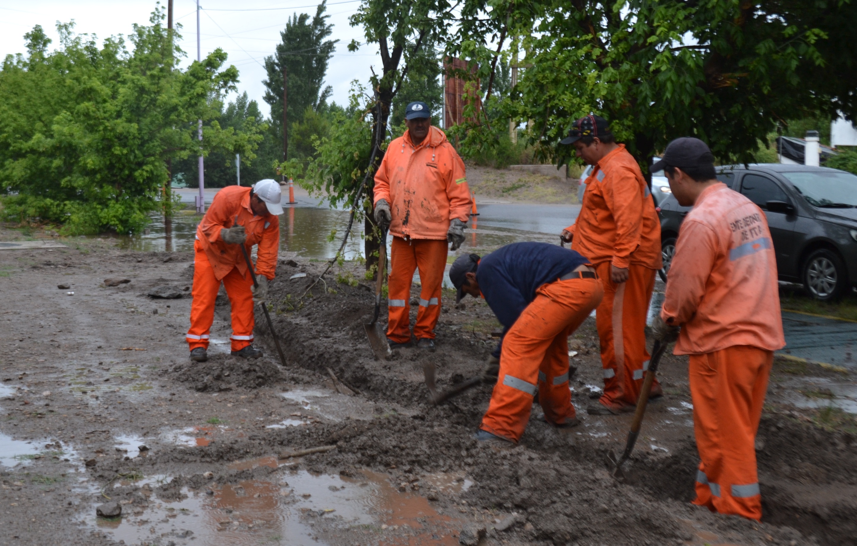 Trabajan en la limpieza y reparación de rutas provinciales