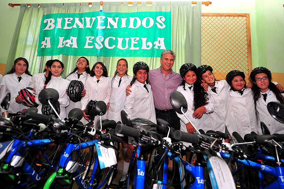 Los chicos de la Escuela de La Punilla recibieron sus bicis y netbooks