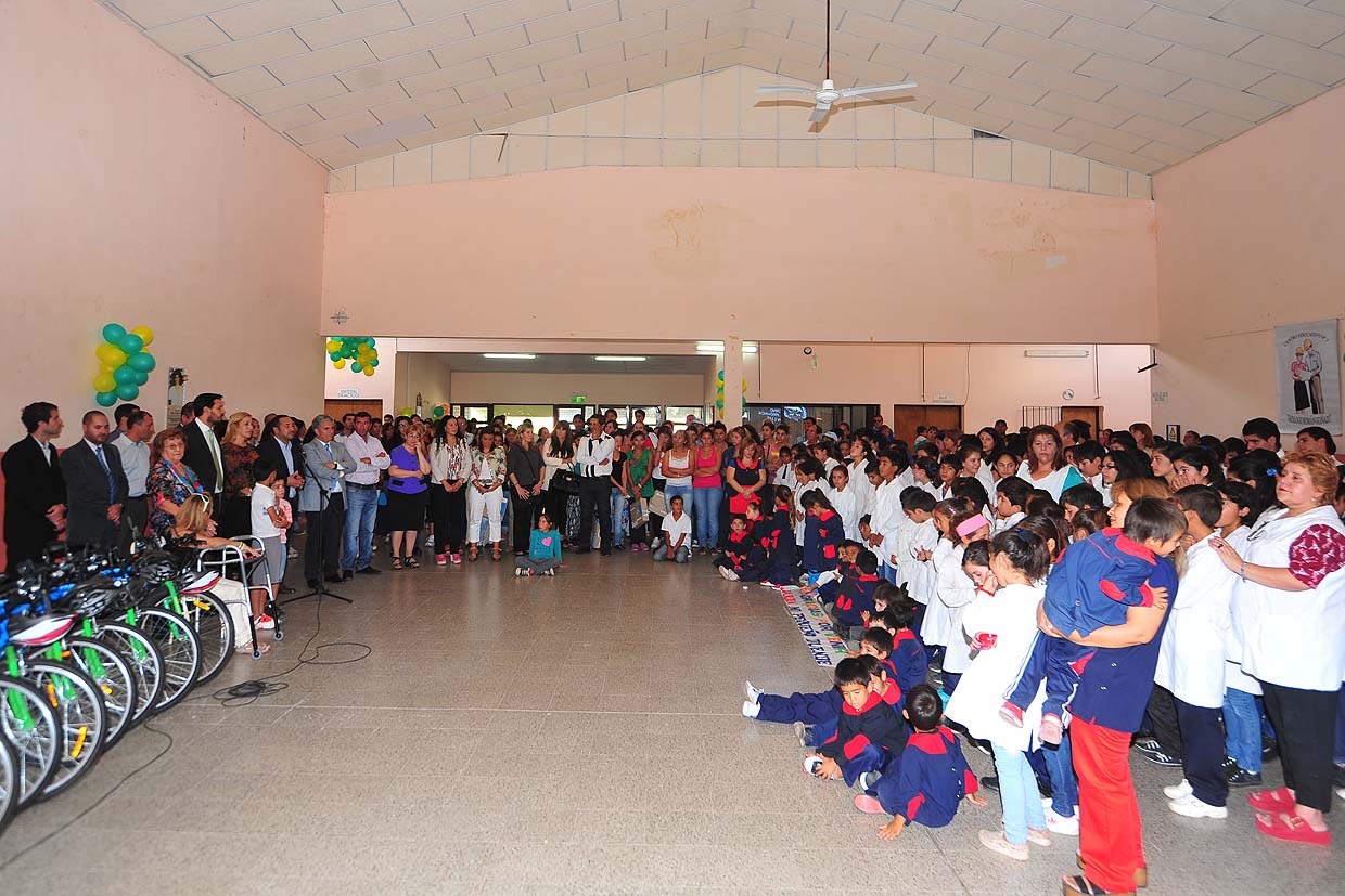 Netbooks y bicicletas para alumnos de La Calera