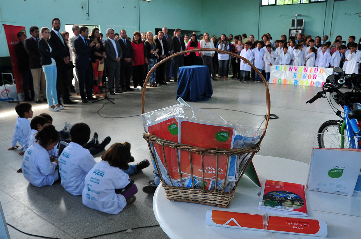 Poggi lanzó el Programa Escuelas Actitud Saludable