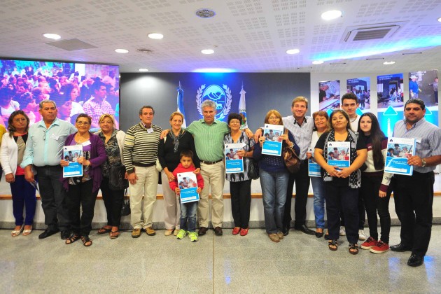 "La escritura brinda a la familia la completa tranquilidad legal y jurídica", señaló el gobernador Claudio Pogggi.