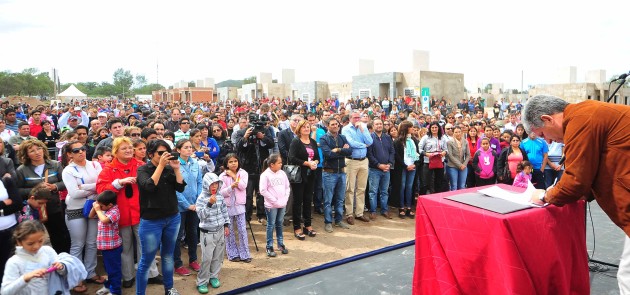 El gobernador Claudio Poggi firmó los decretos a través de los cuales adjudicó la construcción de tres nuevas escuelas.