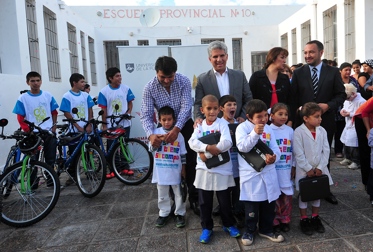 Poggi en el tercer día de clases: Alto Pencoso comenzó con computadoras y bicicletas