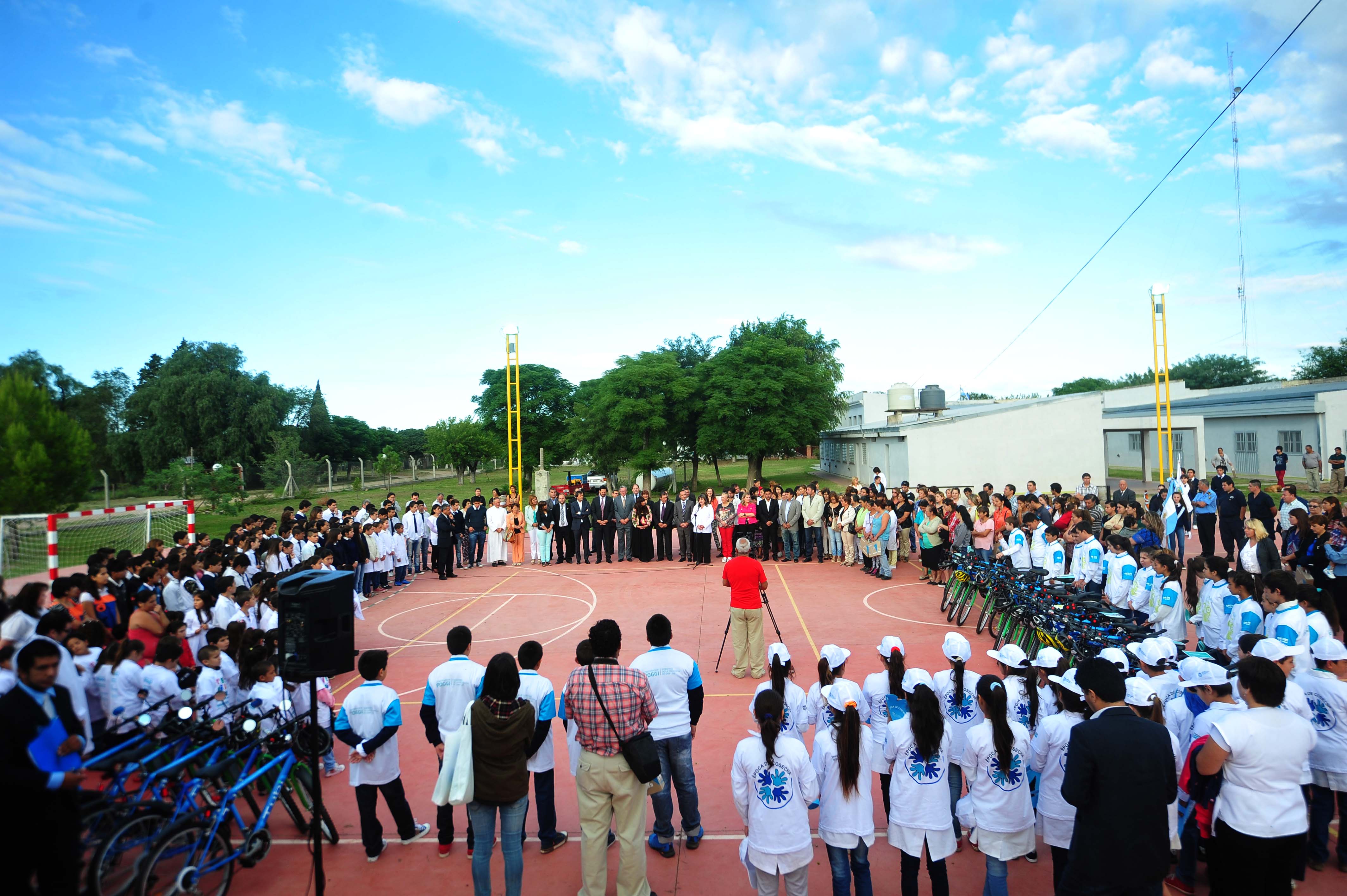 Un playón deportivo para una escuela de Fortuna