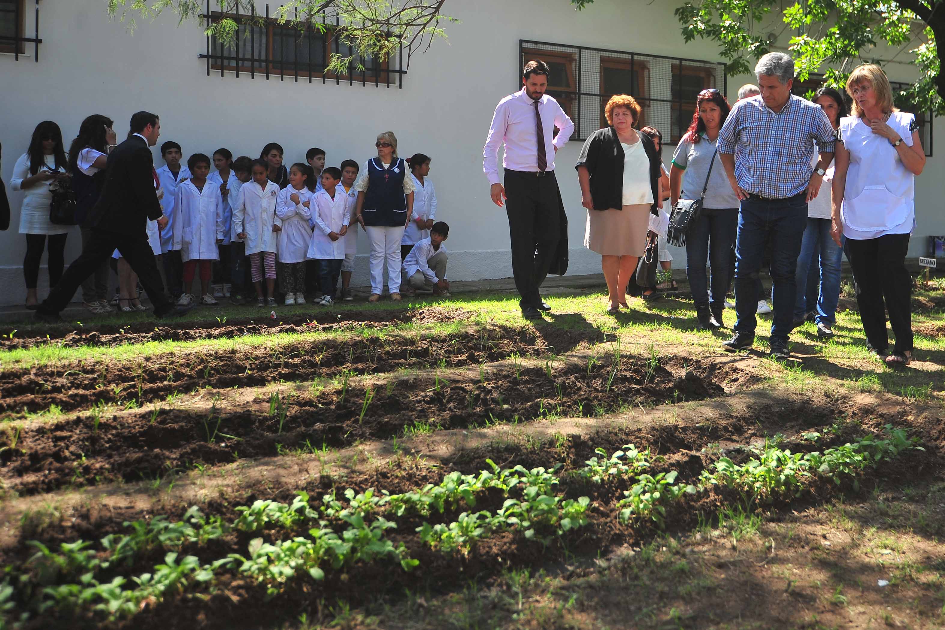 Poggi visitó la huerta de la Escuela Nº 187 “José Hernández”