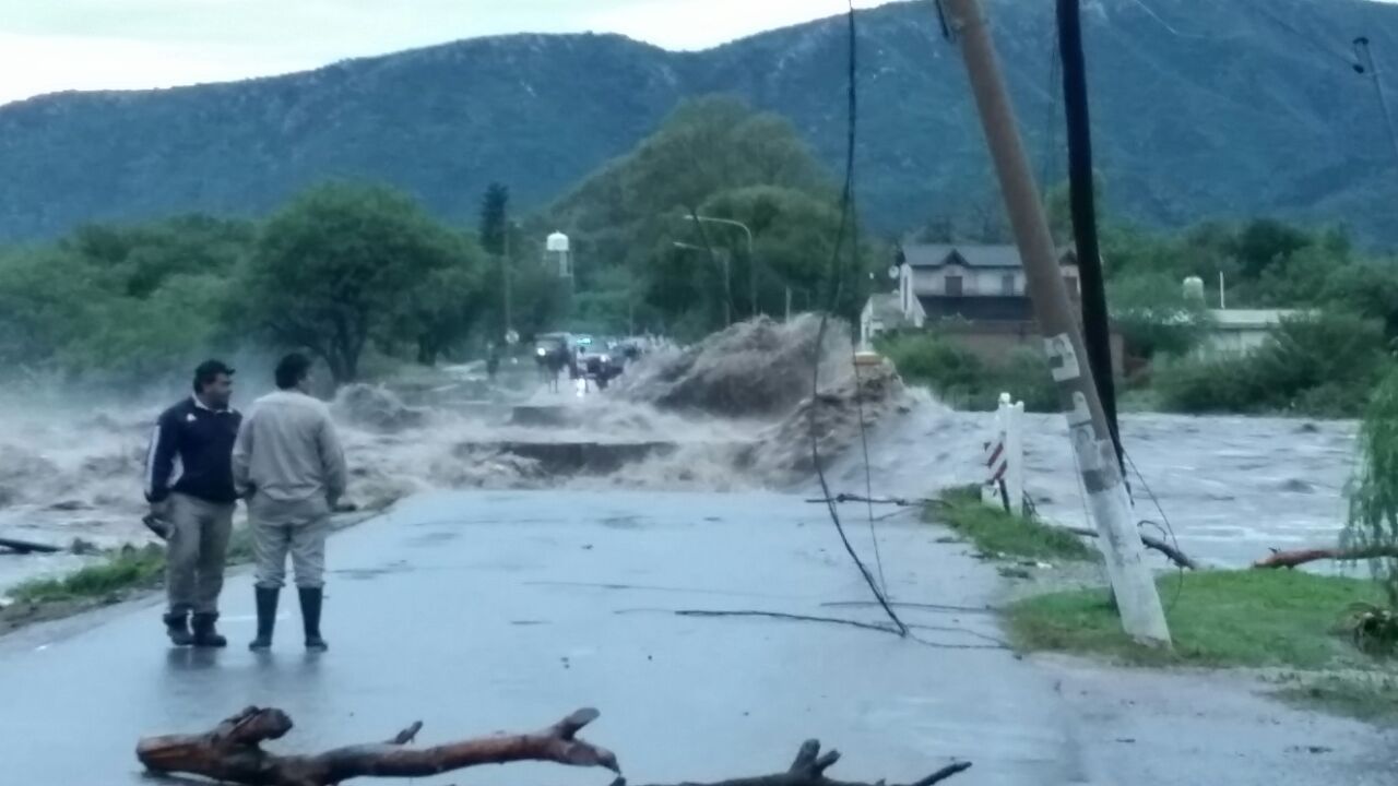 Fuerte temporal en Quines: Desbordó el río y hay cerca de 150 evacuados