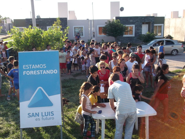 El Ministerio de Medio Ambiente concluyó la entrega de plantas en el barrio Virgen Inmaculada de La Toma