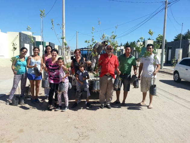 Los vecinos recibieron 100 plantas con las indicaciones para su plantación y mantenimiento