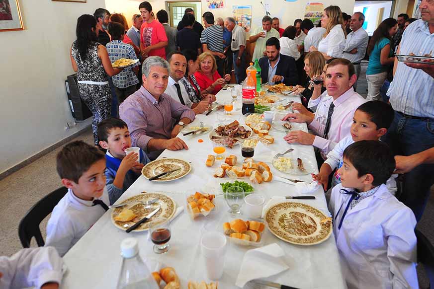 Poggi almorzó junto a los siete alumnos, la directora y vecinos de La Esquina