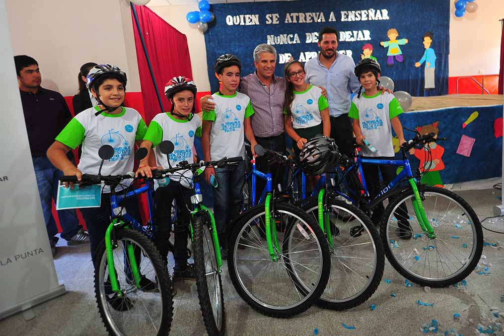 Bicis TuBi y netbooks para los chicos de Juan Llerena