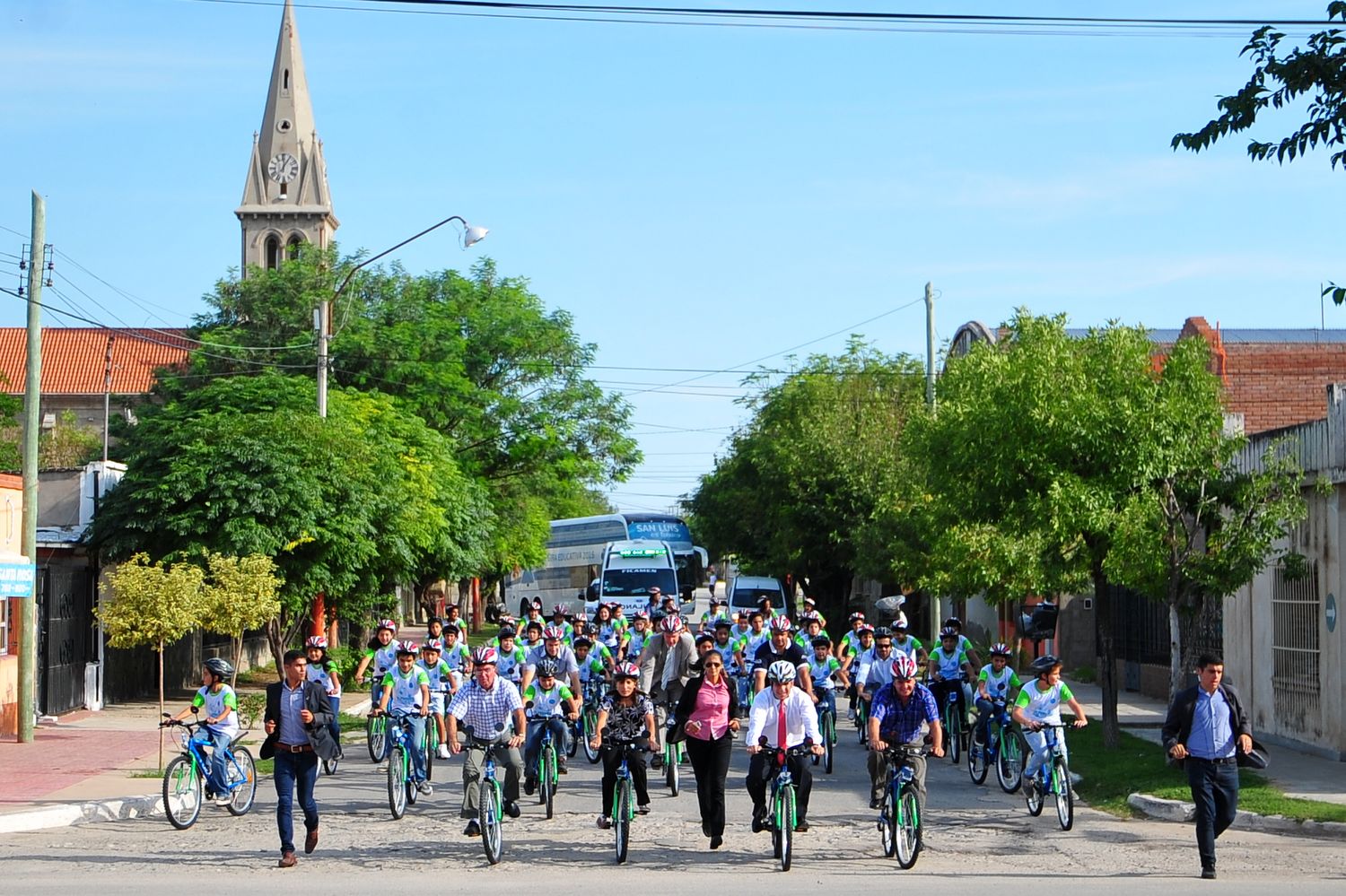 Computadoras y bicicletas para los chicos de Santa Rosa del Conlara