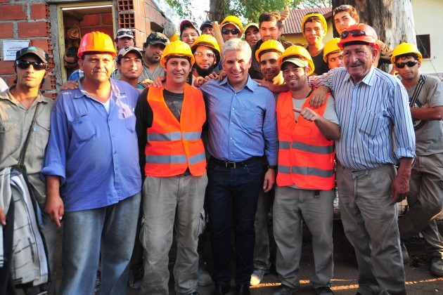 El gobernador Claudio Poggi junto a trabajadores que construyen las obras de la UPrO