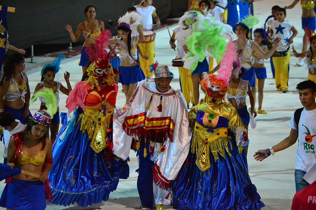 Las comparsas y murgas de San Luis brillan en el Sambódromo puntano.