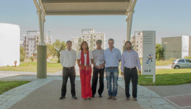 Acompañados por la Vicerrectora Gallardo, los representantes de Siemens recorrieron el campus de la ULP. 