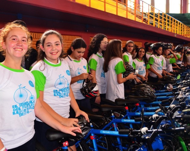 Los chicos usan las TuBi para practicar deporte al aire libre