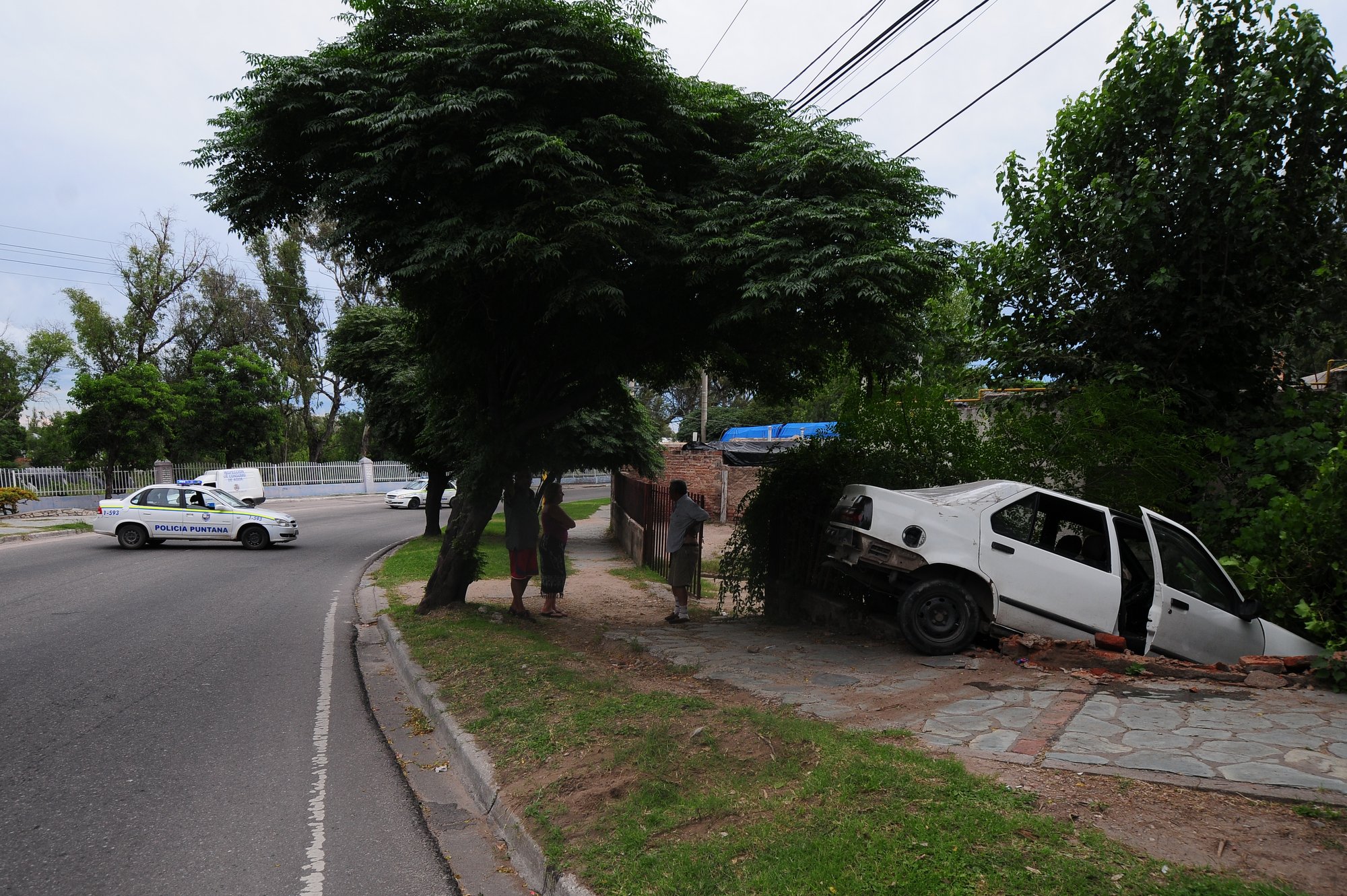 Perdió el control y se incrustó en una vivienda