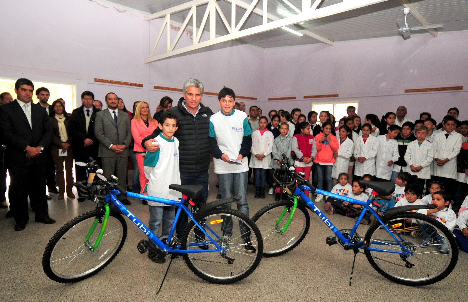 Alumnos de la Escuela de Villa de Praga recibieron sus bicicletas TuBi