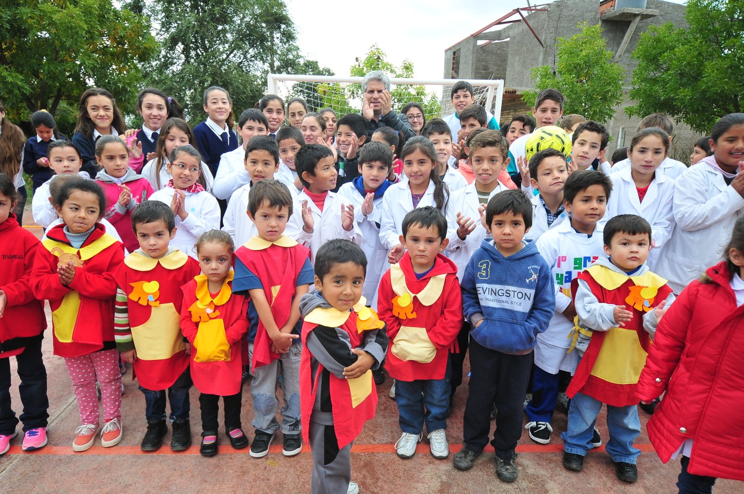 En Villa de Praga entregaron computadoras a 11 alumnos