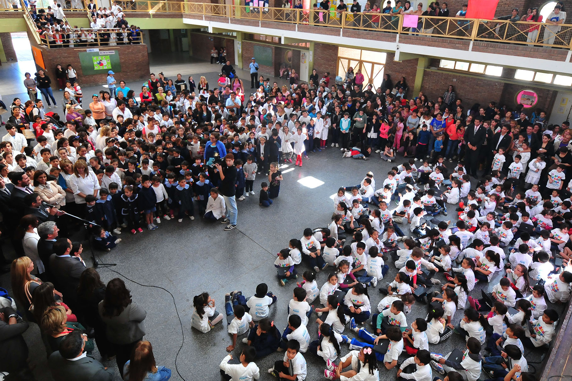 Poggi entregó 150 computadoras a los alumnos de la Escuela “Pancha Hernández”