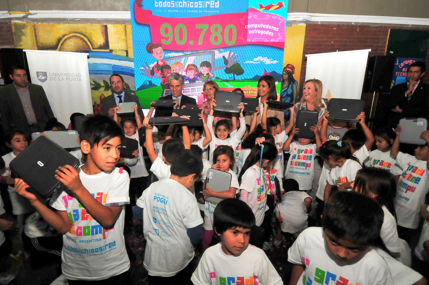 Poggi entregó 229 computadoras en tres escuelas de la ciudad de San Luis