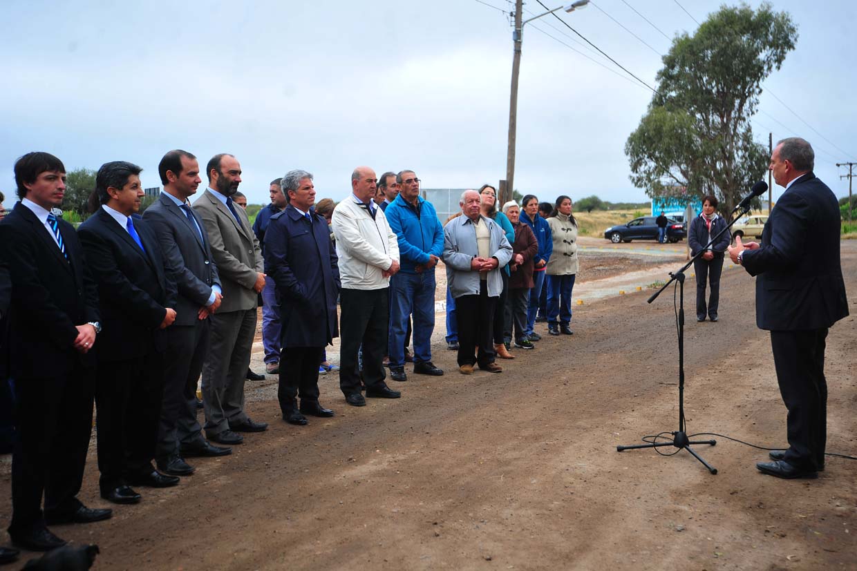 Entregaron 30 tanques de agua a vecinos de Desaguadero