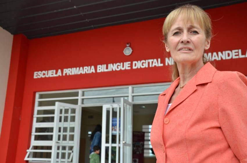 La directora de la escuela “Nelson Mandela” fue invitada por la Embajada Británica