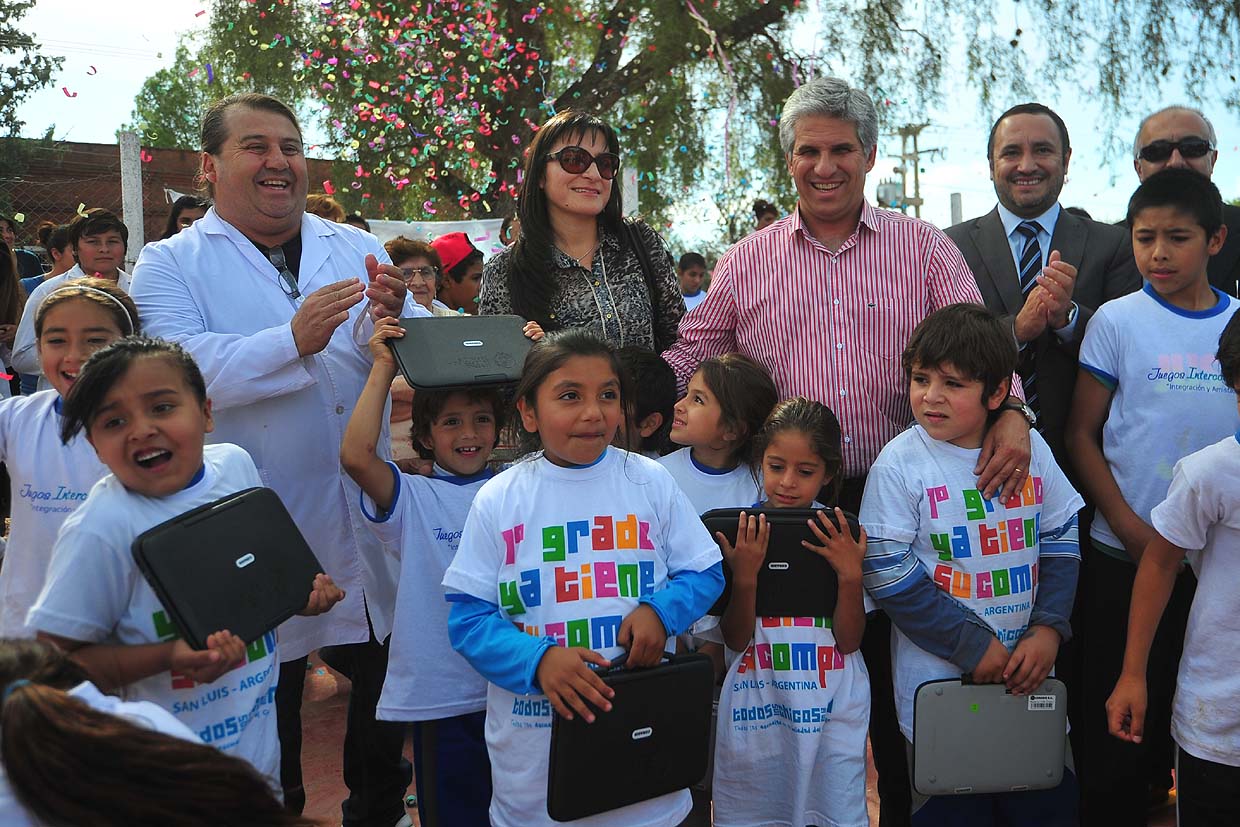 Alumnos de Los Cajones recibieron sus netbooks