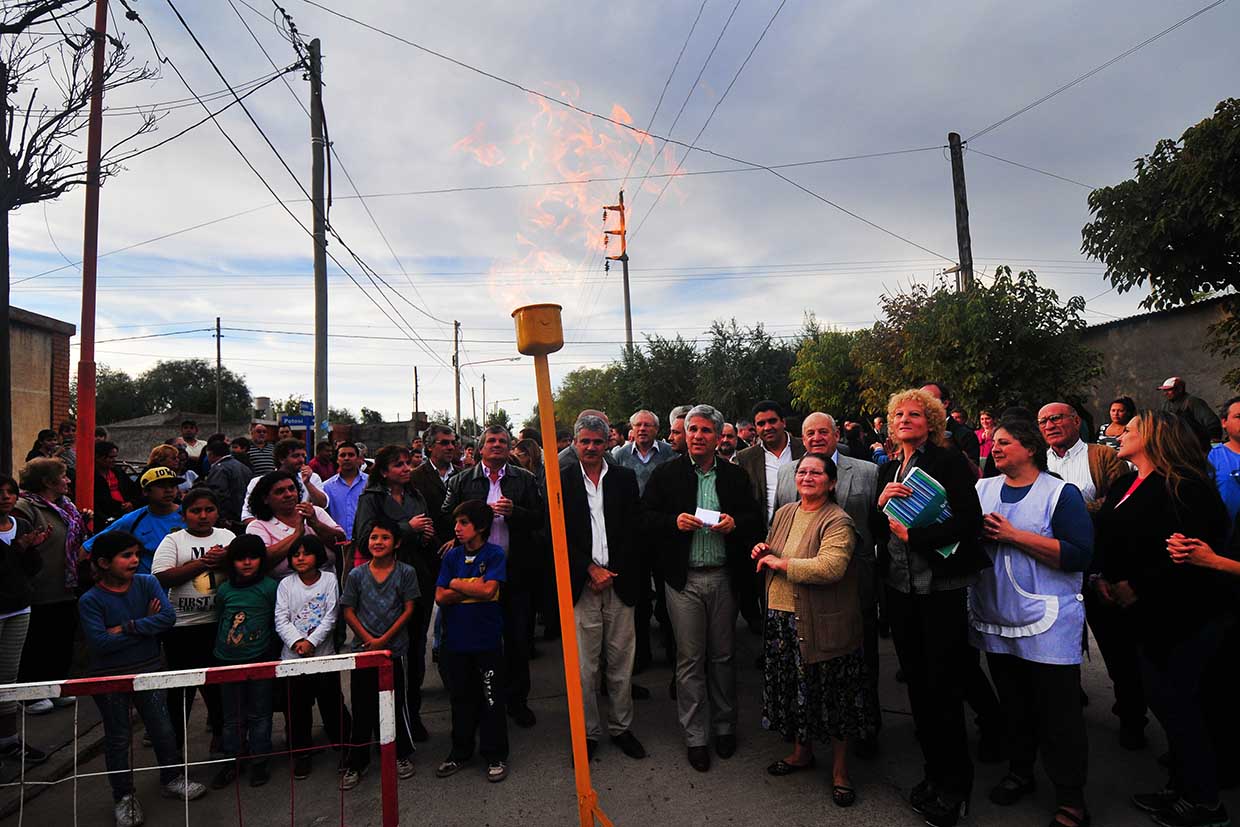 Poggi inauguró la provisión de gas natural en el Barrio San Antonio