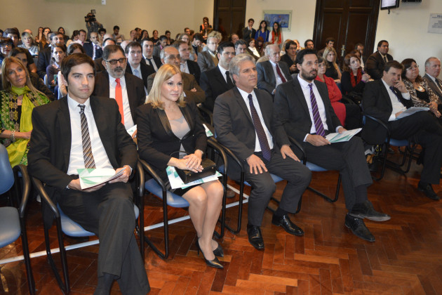 El gobernador junto a su esposa, Sandra Correa, el secretario General de la Gobernación Víctor Endeiza; el jefe de Programa Nuevas Empresas de Jóvenes Sanluiseños, Guillermo Araujo. 