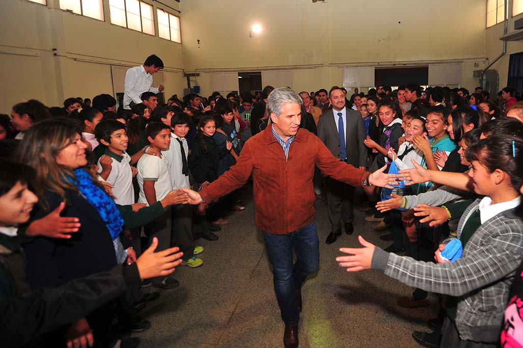 Los alumnos de la Escuela “Luis Roberto Barroso” recibieron sus estampillas