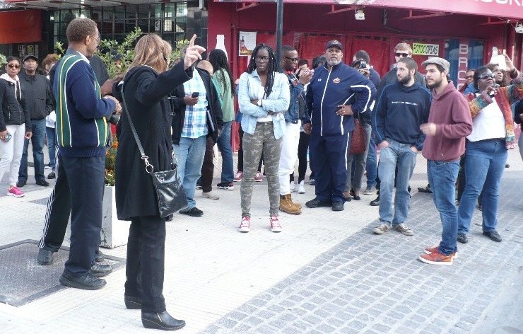 El coro de la Universidad de Morgan pasó por la Oficina de Informes Turísticos